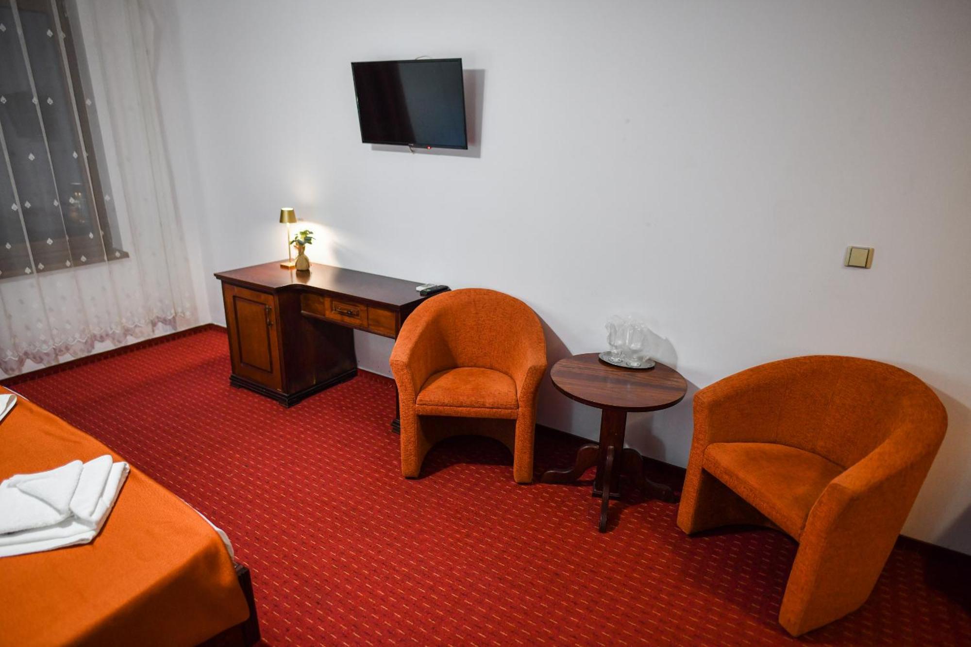 Hotel Elyon Dej Bagian luar foto