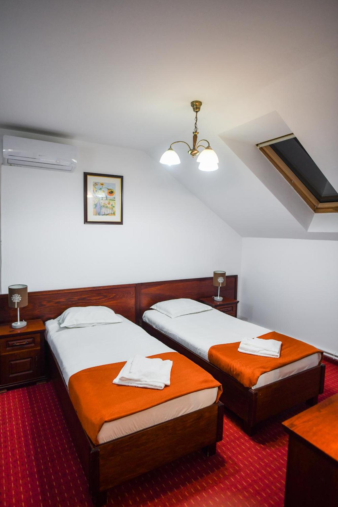 Hotel Elyon Dej Bagian luar foto