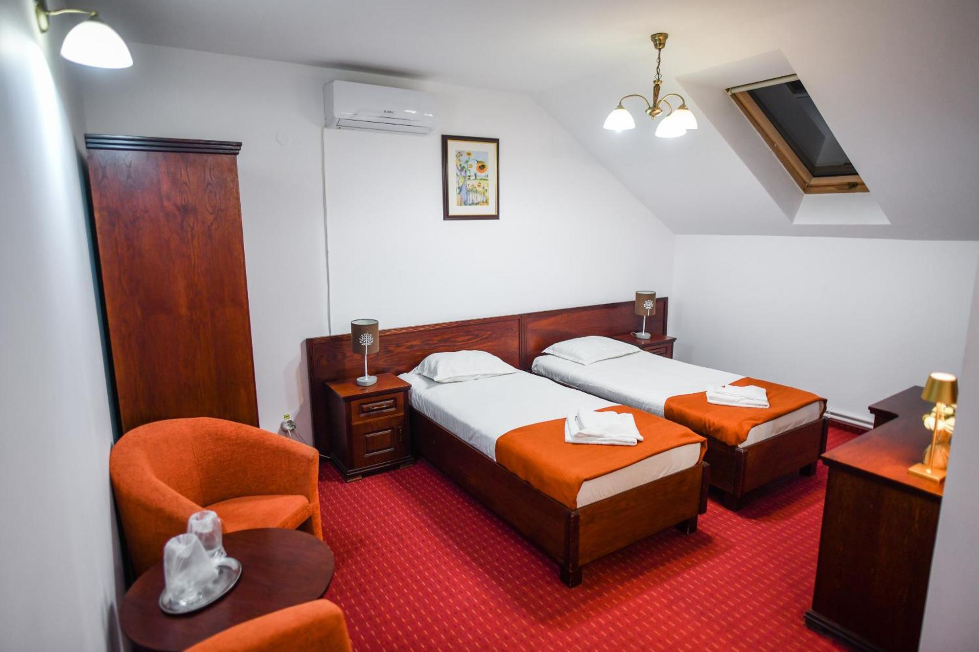 Hotel Elyon Dej Bagian luar foto