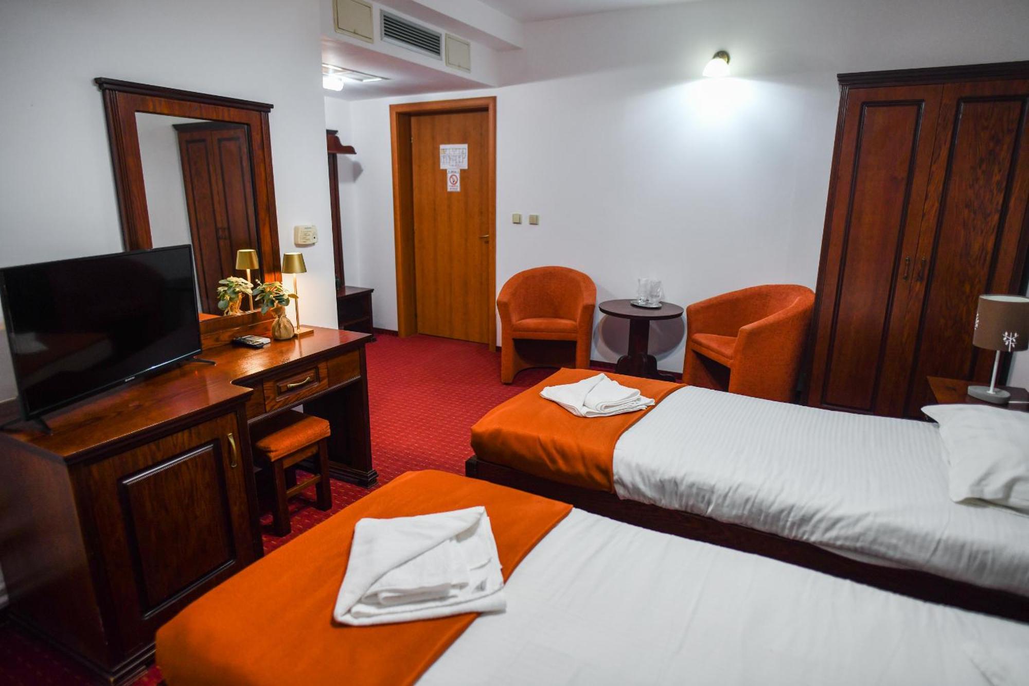 Hotel Elyon Dej Bagian luar foto