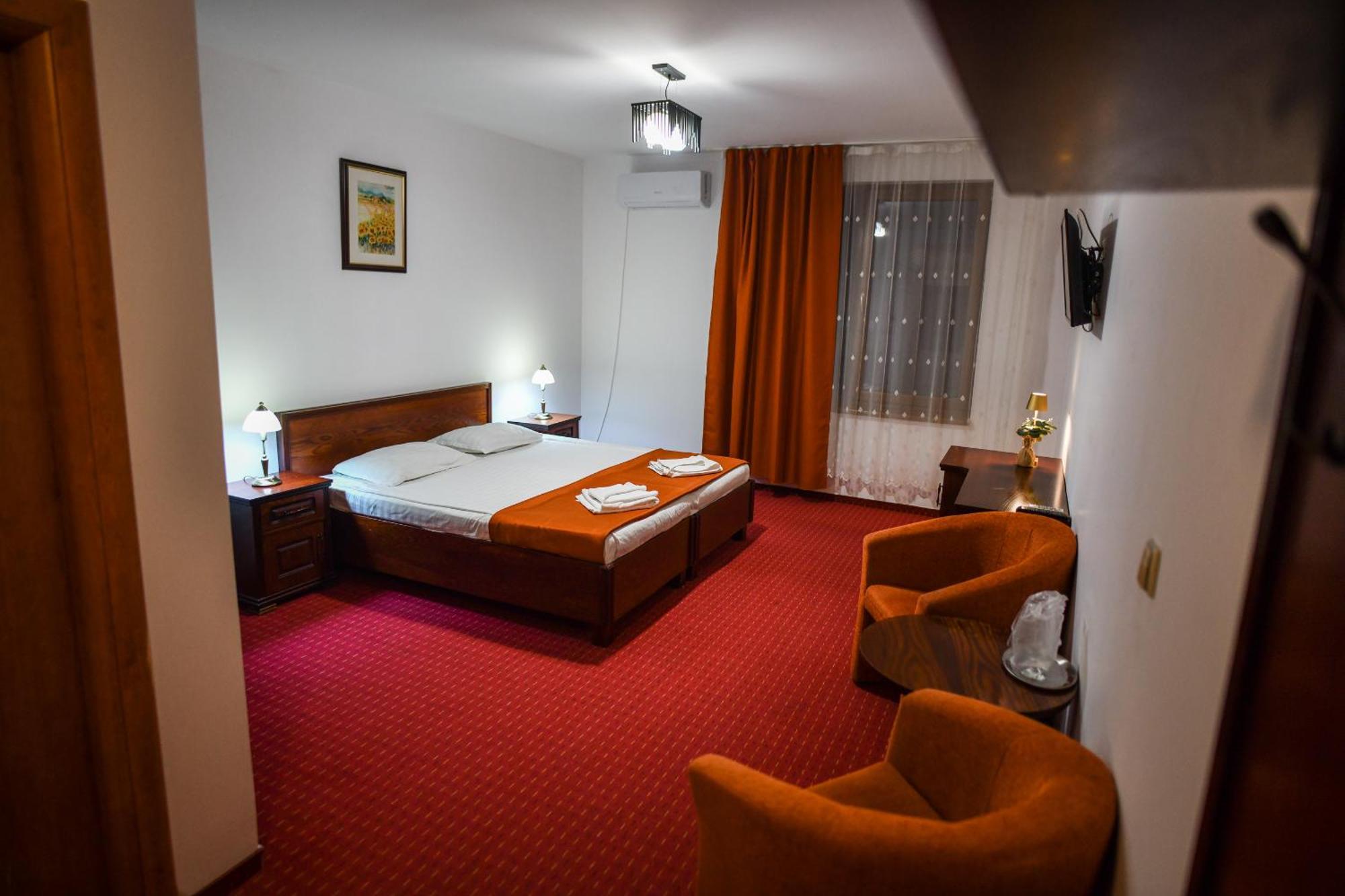 Hotel Elyon Dej Bagian luar foto