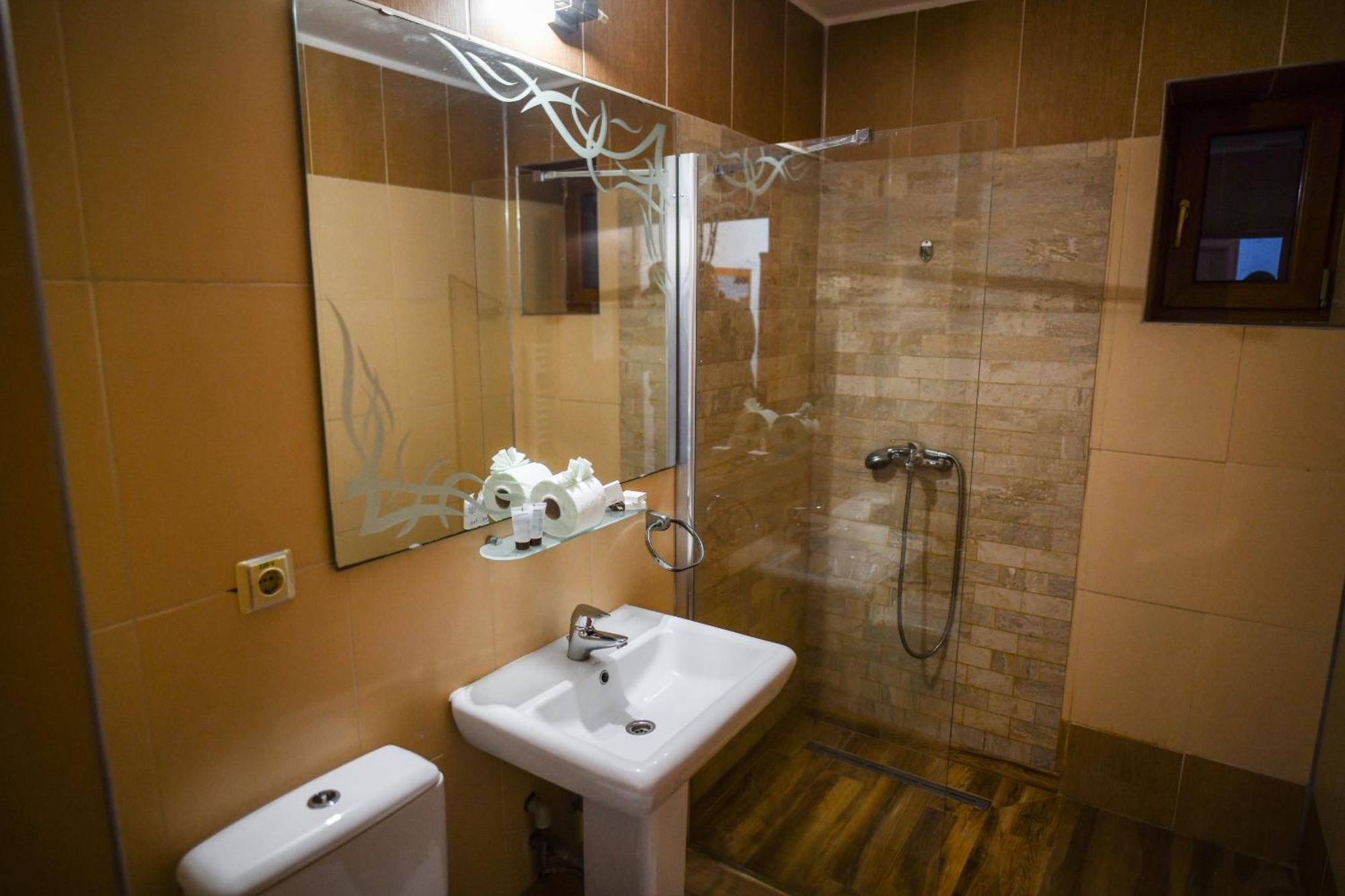 Hotel Elyon Dej Bagian luar foto